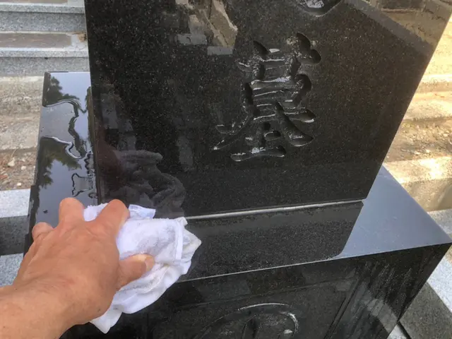 お客様に代わって、お墓参り・お墓のお掃除をおこないます。サービスの画像