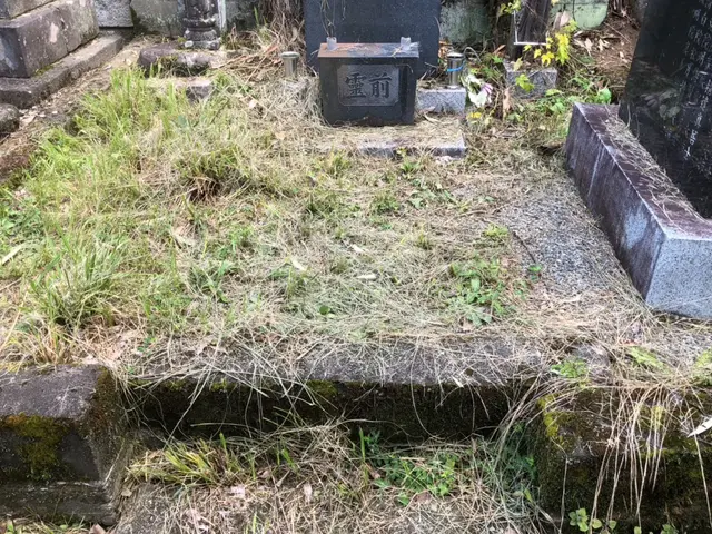 お客様に代わって、お墓参り・お墓のお掃除をおこないます。サービスの画像