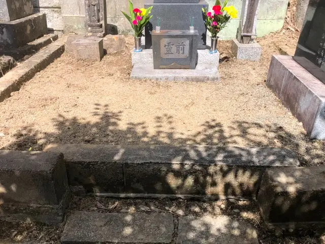お客様に代わって、お墓参り・お墓のお掃除をおこないます。サービスの画像