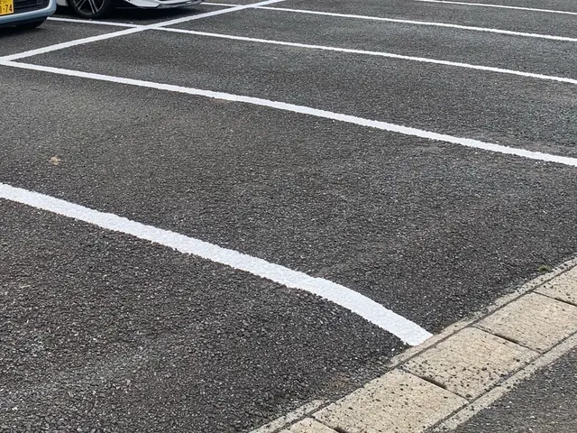駐車場ライン塗装/くっきり区画で車幅整備/白・オレンジ対応/数字・矢印もOK！サービスの画像