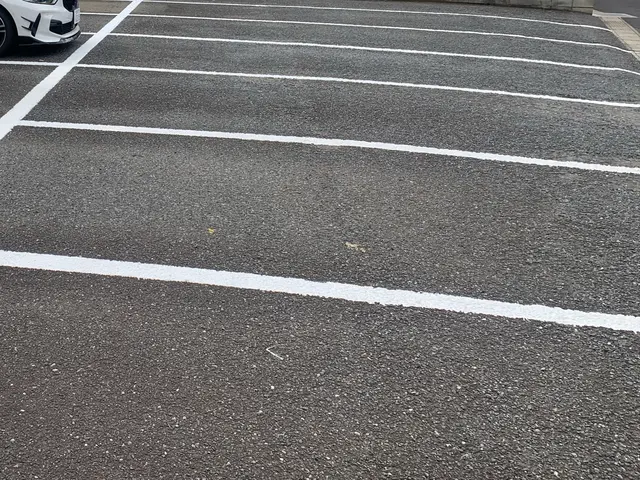 駐車場ライン塗装/くっきり区画で車幅整備/白・オレンジ対応/数字・矢印もOK！サービスの画像