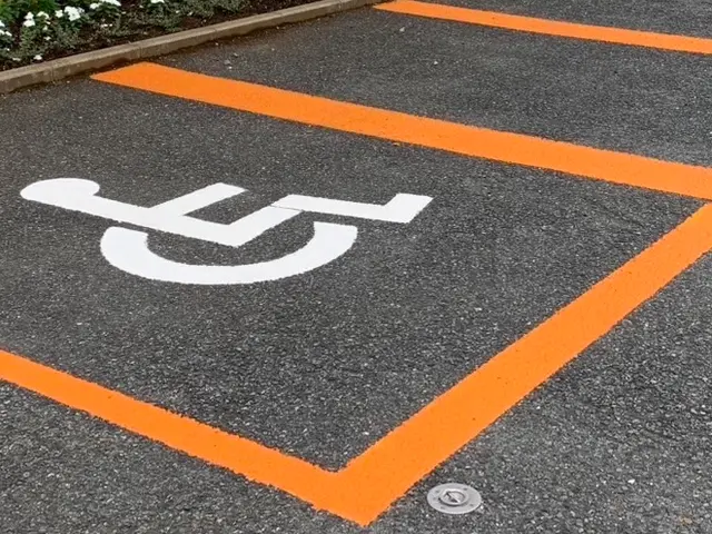 駐車場ライン塗装/くっきり区画で車幅整備/白・オレンジ対応/数字・矢印もOK！サービスの画像