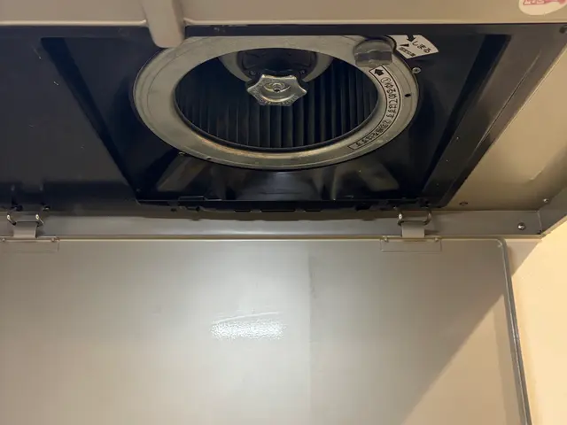 油とさよなら！専用洗剤でさっぱり落とします♪サービスの画像