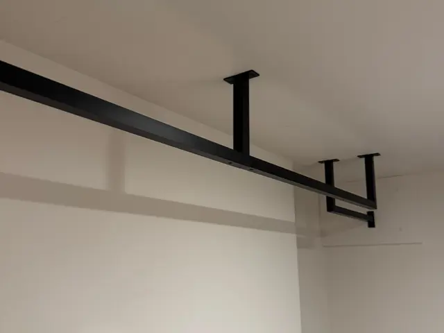 ハンガーパイプの取付はプロにお任せ下さい。サービスの画像