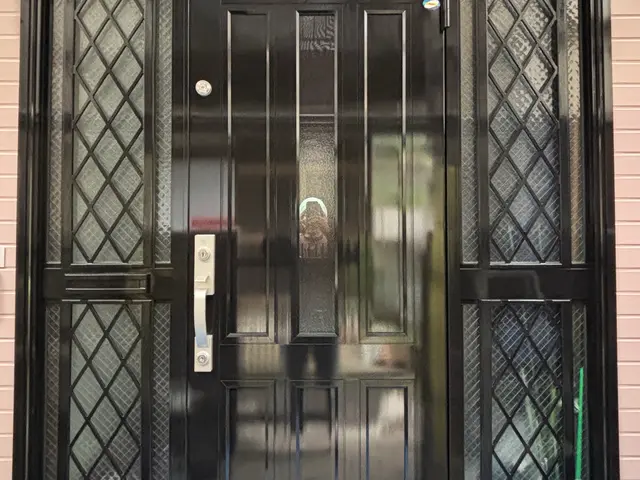 ［塗装歴20年以上・一級塗装技能士］玄関ドア蘇らせますサービスの画像