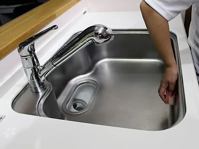 特割完全ピカチカ女性スタッフ！シンクの水垢油汚れもスッキリキッチンクリーニングサービスの画像