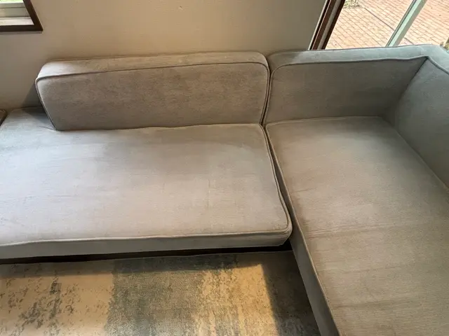 13年のプロがリンサーで徹底洗浄！諦めていたソファーの汚れ・ニオイをリセットサービスの画像