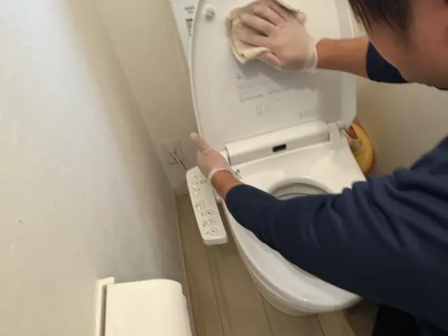 便器の尿石や黄ばみもスッキリ綺麗！プロにお任せください！サービスの画像