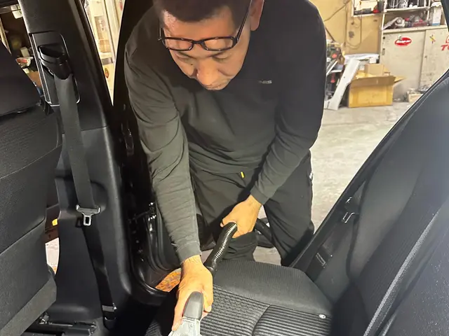 車の専門店にお任せ！プロ技！スチーム洗浄で手強いシミ，悪臭を退治☆出張代車無料！サービスの画像