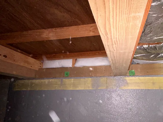 ①基礎クラック補修（エポキシ樹脂、アラミド繊維シート）または②樹脂モルタル充填サービスの画像