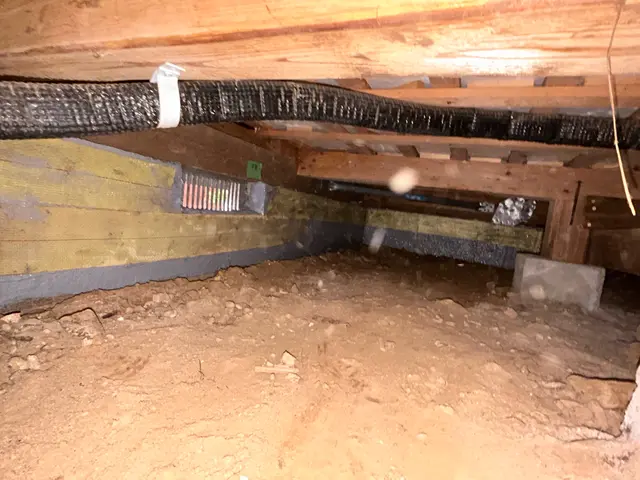 ①基礎クラック補修（エポキシ樹脂、アラミド繊維シート）または②樹脂モルタル充填サービスの画像