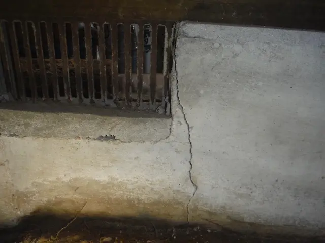 ①基礎クラック補修（エポキシ樹脂、アラミド繊維シート）または②樹脂モルタル充填サービスの画像