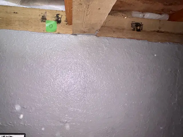 ①基礎クラック補修（エポキシ樹脂、アラミド繊維シート）または②樹脂モルタル充填サービスの画像