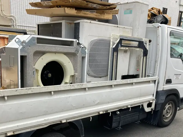 引越しで出たゴミ、工事現場等で出たゴミも回収します！！女性スタッフも対応可能！サービスの画像