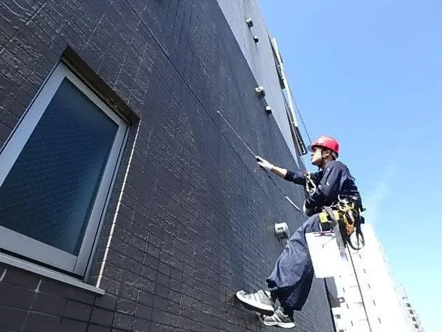 作業外注一切なし◎ロープ作業で雨漏り止水工事コーキングサービスの画像
