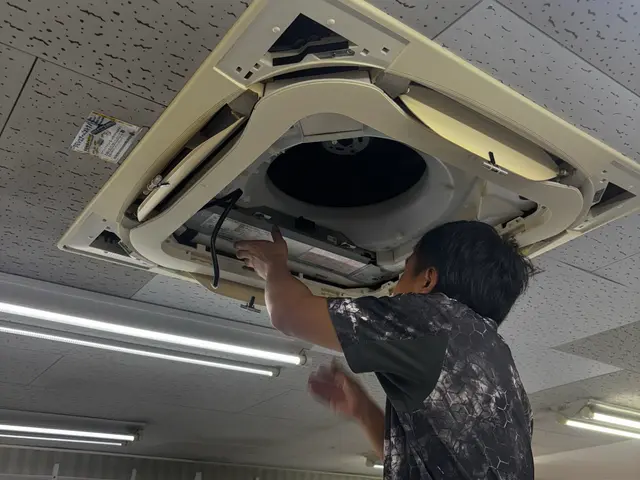 業務用エアコン、特に4方向吹き出しタイプのクリーニングサービスサービスの画像