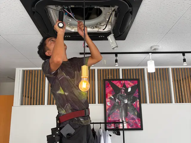 業務用エアコン、特に4方向吹き出しタイプのクリーニングサービスサービスの画像