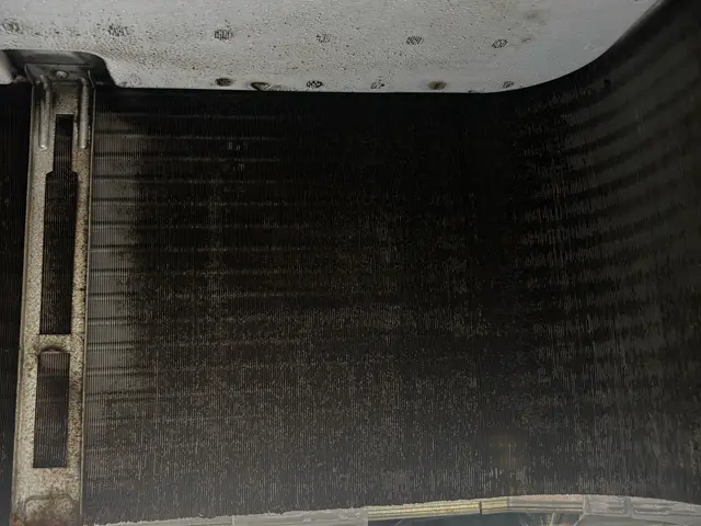 業務用エアコン、特に4方向吹き出しタイプのクリーニングサービスサービスの画像