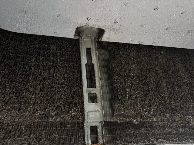 業務用エアコン、特に4方向吹き出しタイプのクリーニングサービスサービスの画像