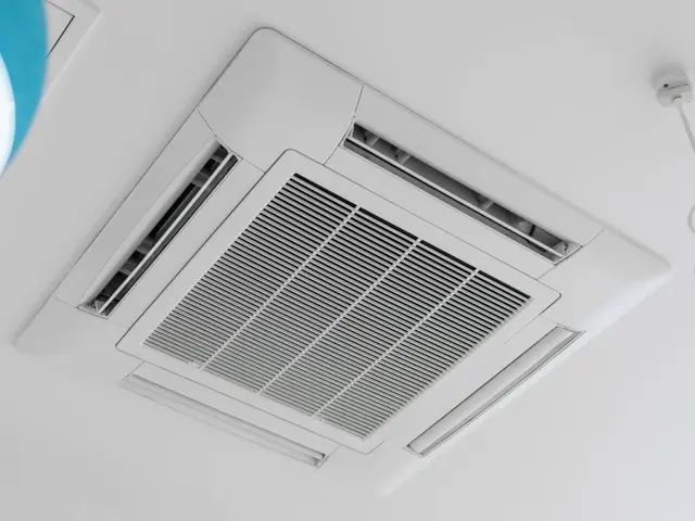 業務用エアコン、特に4方向吹き出しタイプのクリーニングサービスサービスの画像