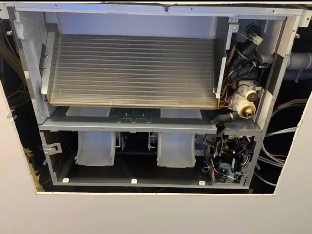 天井埋込・吊り下げエアコンクリーニングサービスの画像