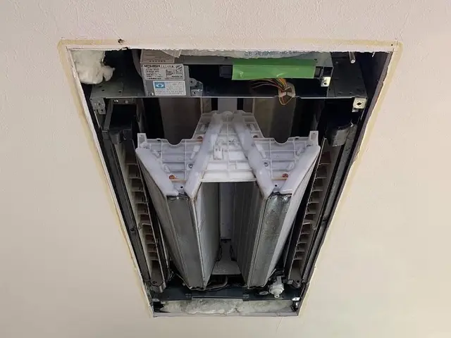 天井埋込・吊り下げエアコンクリーニングサービスの画像