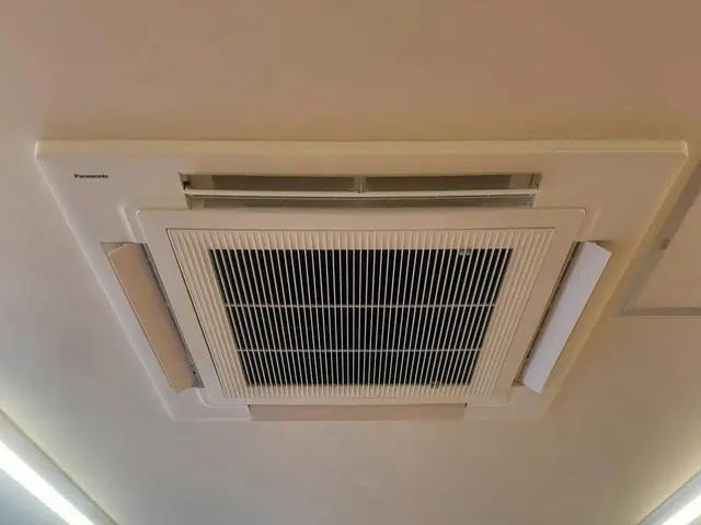 天井埋込・吊り下げエアコンクリーニングサービスの画像