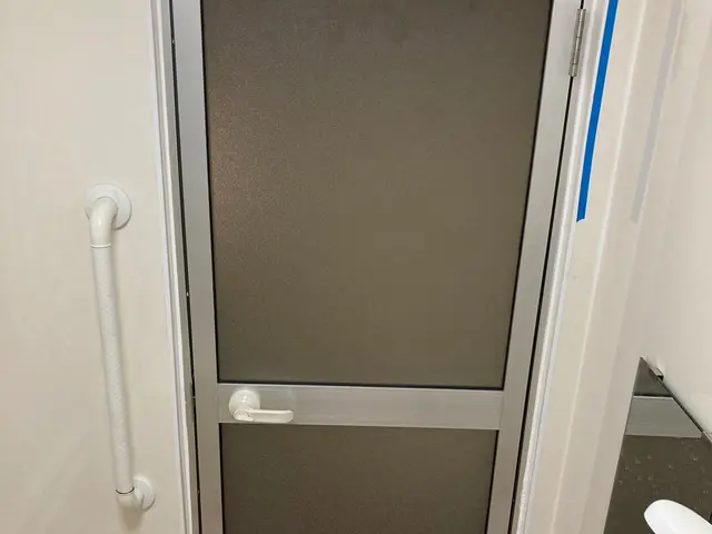 好評の浴室扉リフォーム。古い扉の交換、パネルのみの交換もOK！まずはご相談下さいサービスの画像