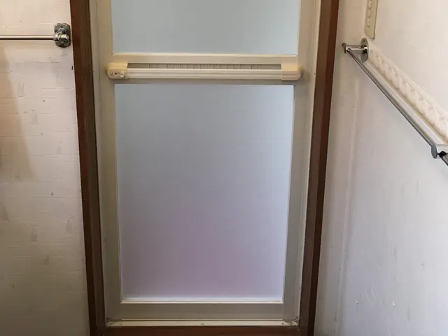好評の浴室扉リフォーム。古い扉の交換、パネルのみの交換もOK！まずはご相談下さいサービスの画像