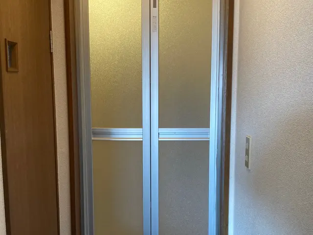 好評の浴室扉リフォーム。古い扉の交換、パネルのみの交換もOK！まずはご相談下さいサービスの画像