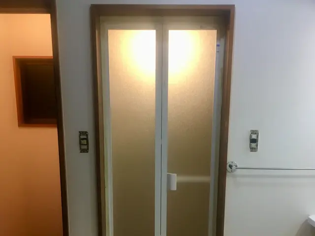 好評の浴室扉リフォーム。古い扉の交換、パネルのみの交換もOK！まずはご相談下さいサービスの画像