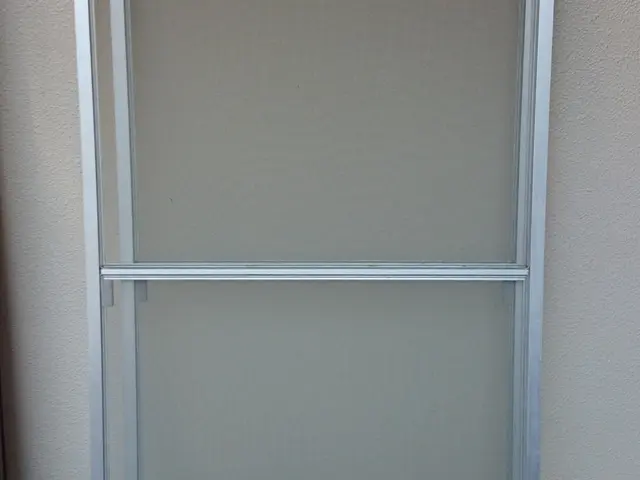 更に細い２４メッシュ網戸張替を標準化　是非とも弊社で張替させてくたさい。サービスの画像