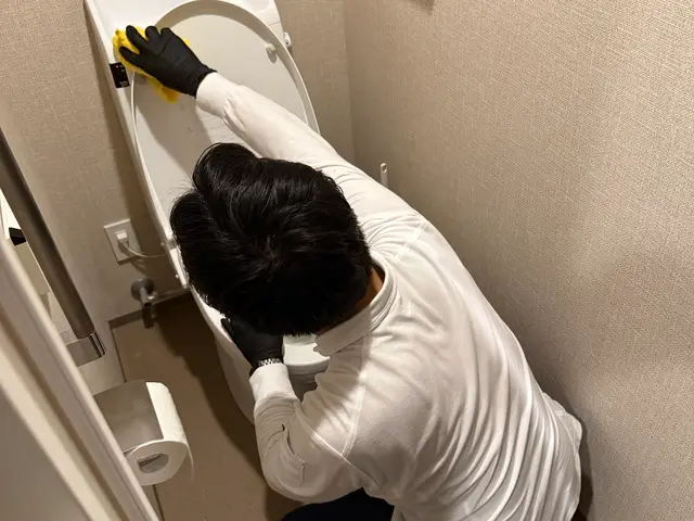 落ちない尿石・黒ずみもスッキリ！高評価のプロが丁寧に洗浄◎サービスの画像