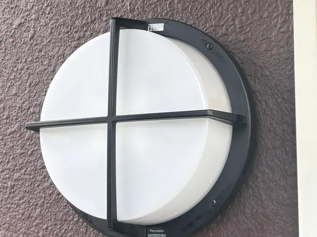 玄関灯は家のシンボルです　古くなり漏電の原因なります　早めの交換をお勧めしますサービスの画像