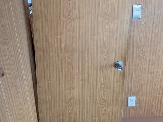 室内ドアのキズ　凹み　穴あき　板剥がれドア周りの枠のキズ　角欠け直します！サービスの画像