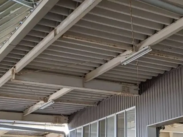 【高所作業車で伺います】工場・倉庫・店舗など高所の電球交換はお任せください！サービスの画像