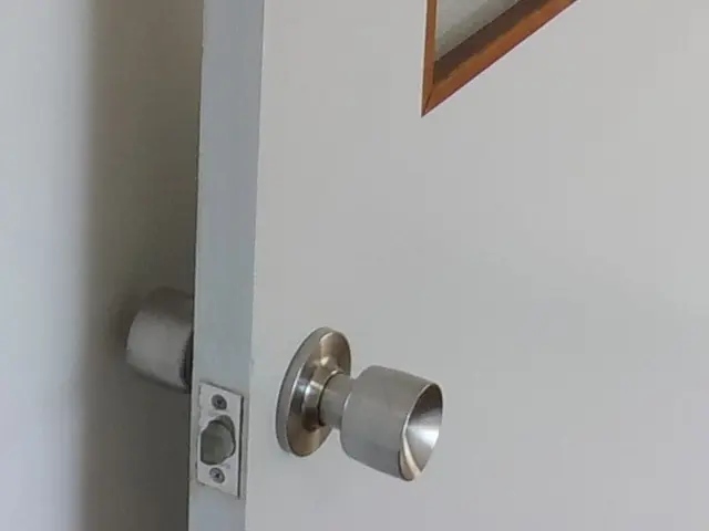 室内ドアノブ、引き戸鎌錠交換、建付け調整、内部建具全般の相談も。サービスの画像