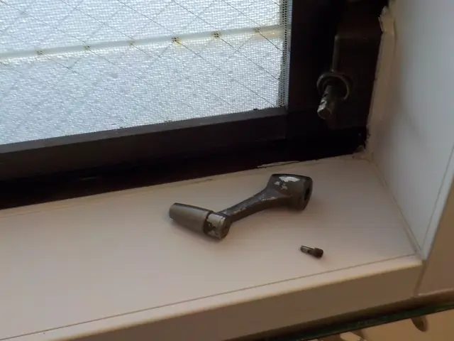 室内ドアノブ、引き戸鎌錠交換、建付け調整、内部建具全般の相談も。サービスの画像