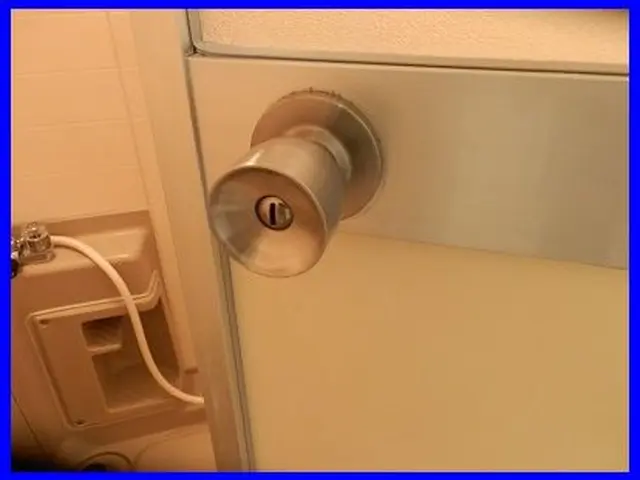 室内ドアノブ、引き戸鎌錠交換、建付け調整、内部建具全般の相談も。サービスの画像