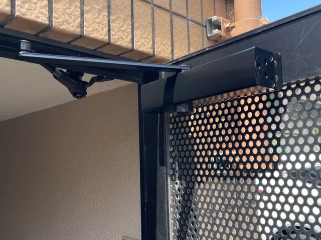 バタン!!と大きい音が鳴りだしたら交換時！ドアクローザもお任せ下さい！サービスの画像