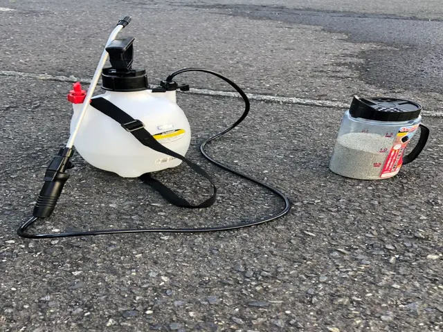 草刈り機（その他機械）での草刈りサービスの画像