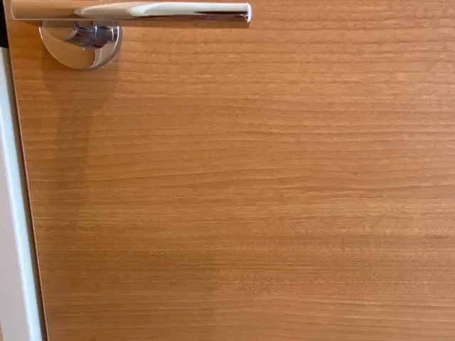 《ドアのキズ直します！》ドア以外にも床、枠、アルミ、タイルなどもご相談下さい！！サービスの画像