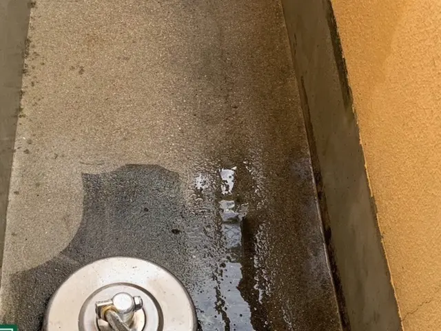 駐車場高圧洗浄やります！10分から15分の作業で終わります！サービスの画像