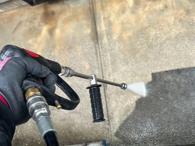 駐車場高圧洗浄やります！10分から15分の作業で終わります！サービスの画像