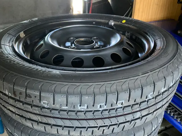 出張スタッドレス交換です。空気圧の点検、補充も実施♪サービスの画像