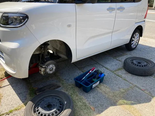 出張スタッドレス交換です。空気圧の点検、補充も実施♪サービスの画像