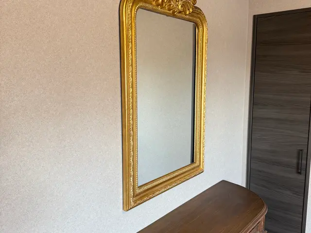 大型のルームミラーやデザインミラーもご指定の場所に見栄えよく取り付けます。サービスの画像