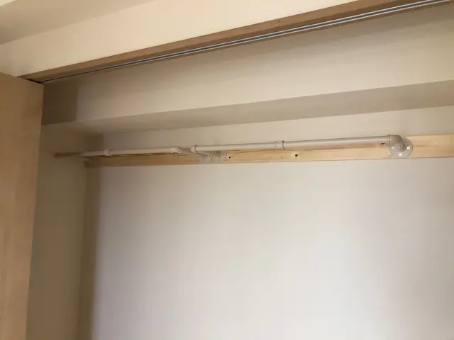 押し入れ、少し開いたスペースにパイプハンガーお取り付け致しますサービスの画像