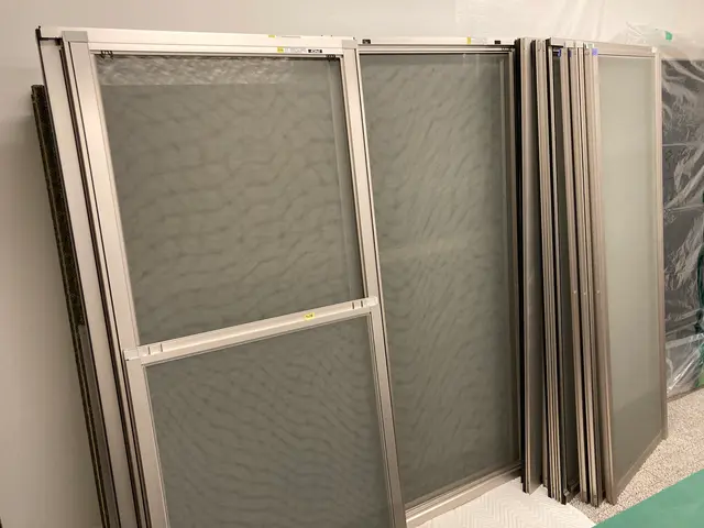 専門店による丁寧な仕上がり！持ち帰り作業！枠の洗浄します！押さえゴム交換代込み！サービスの画像