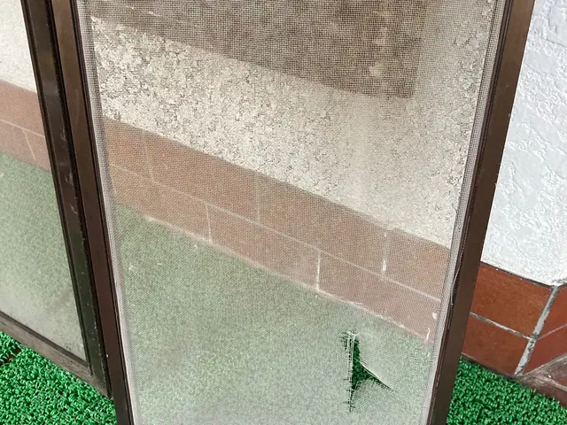 専門店による丁寧な仕上がり！持ち帰り作業！枠の洗浄します！押さえゴム交換代込み！サービスの画像